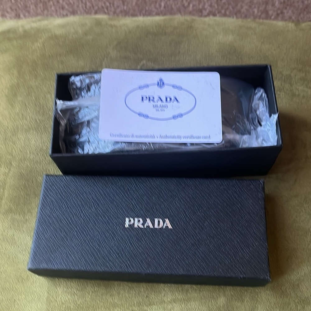 NWOT- Authentic Prada Sunglassess w/ case - Picture 4 of 4